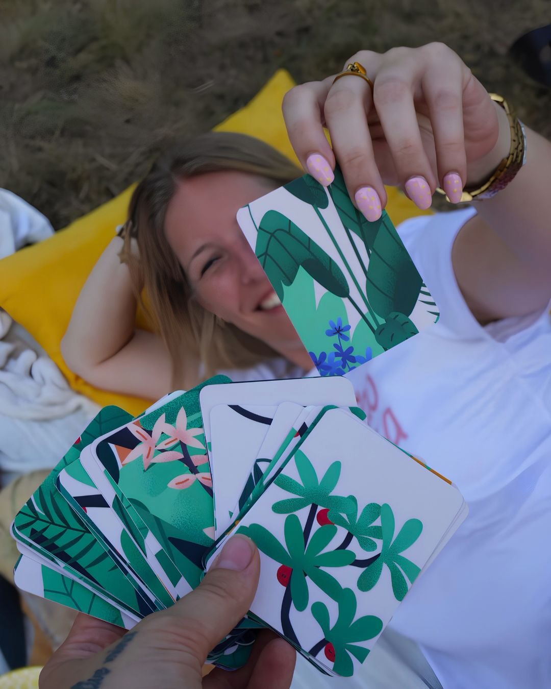 Une femme pioche une carte SOLÜM